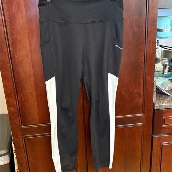MIND BODY LOVE Peace Love World Black ColorBlocked Leggings Size MP - Picture 2 of 7